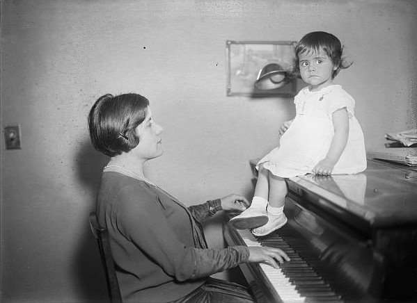 Guiomar Novaes com um dos filhos
