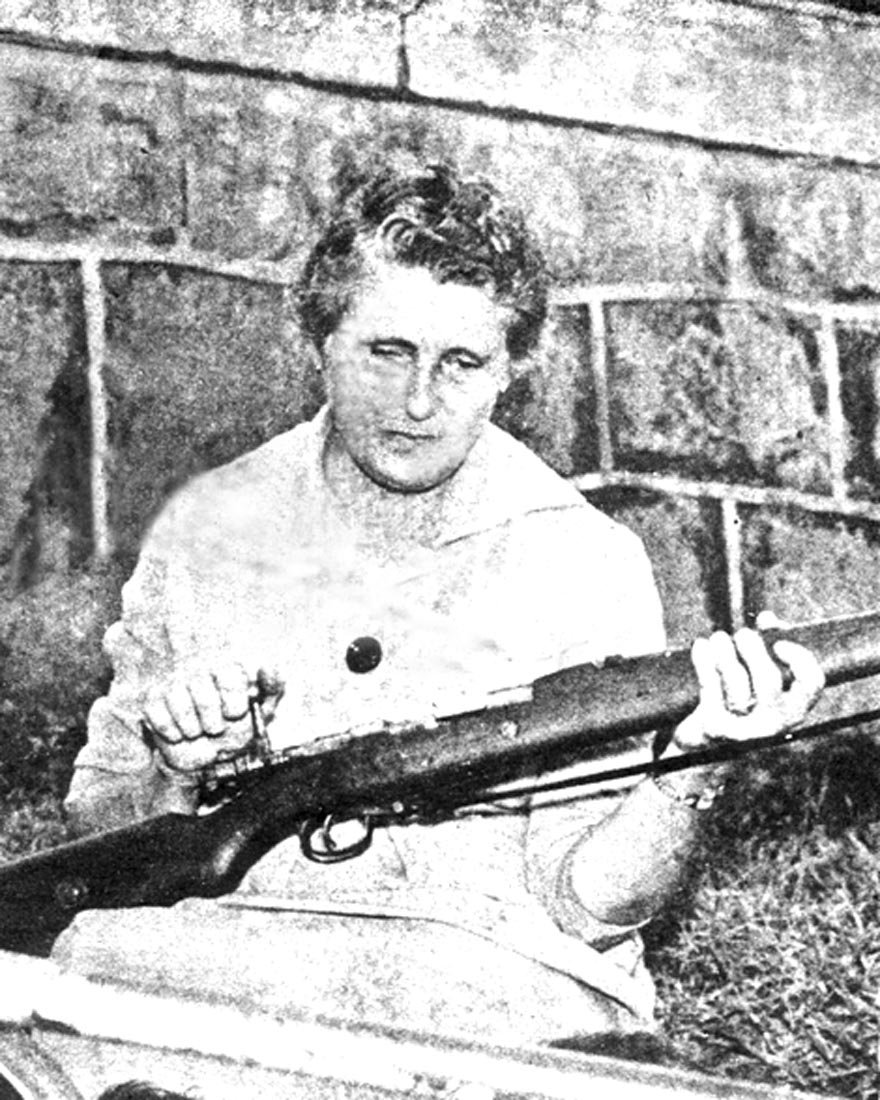 Maria Sguassábia com sua arma