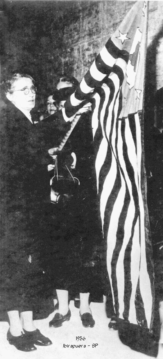 Maria com a bandeira paulista no Ibirapuera em 1956