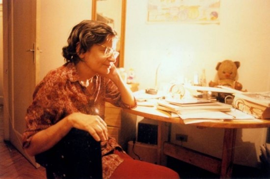 Orides Fontela em sua mesa de trabalho