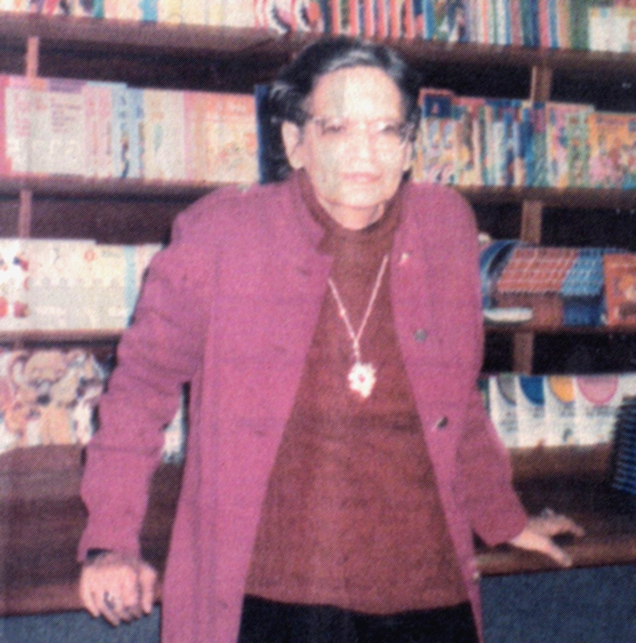 Orides com o livro Teia na Livraria Papyrus