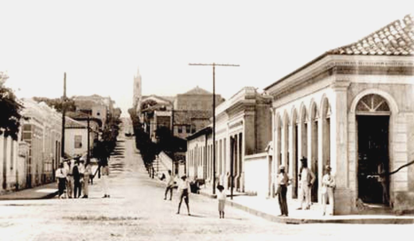 Rua São João, eixo histórico da cidade.