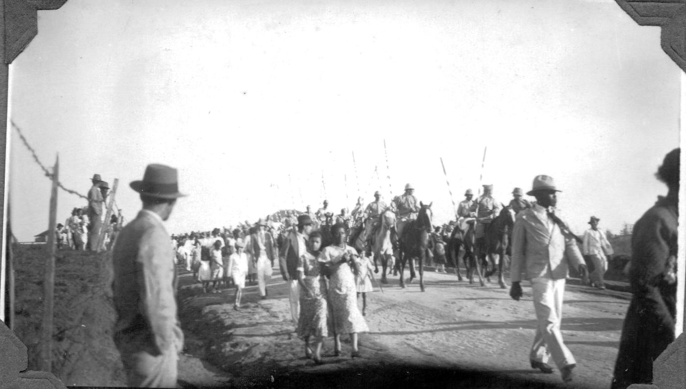 Entrada de combatentes a cavalo no contexto da Revolução de 1932